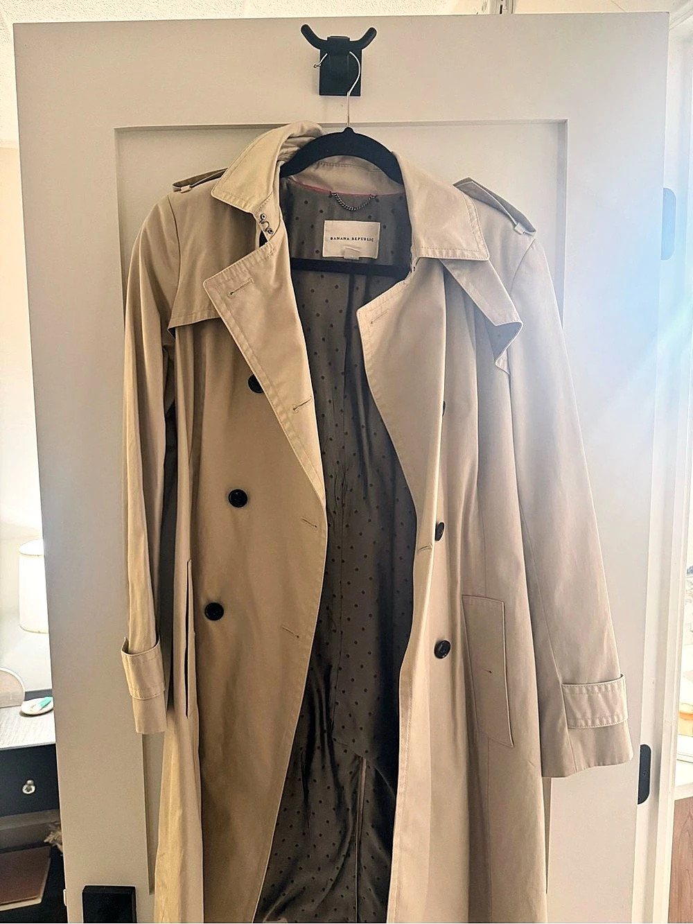 Banana Republic Trench Coat in Beige Size Medium Like New
